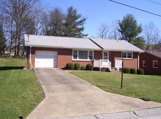 56 Spring Valley Dr, Washington, PA 15301