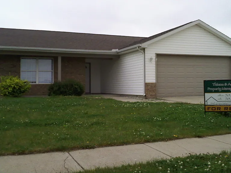 1812 Starks Cir — Photo 1