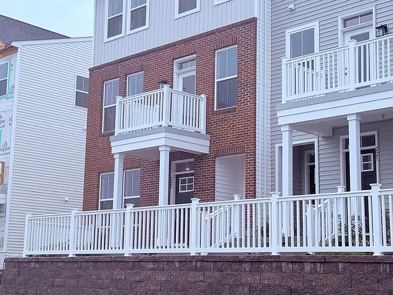 227 Bronze St — Photo 2
