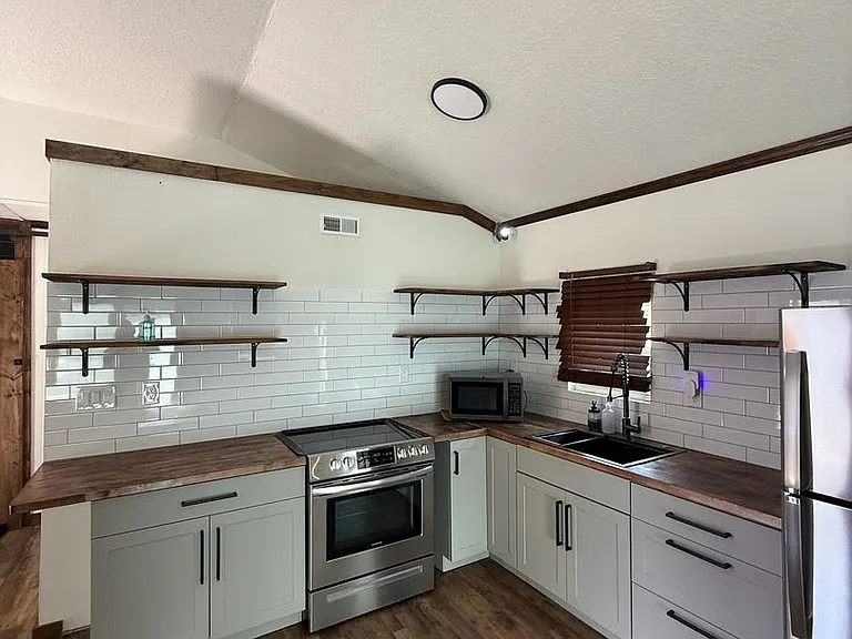 18312 Hollister Rd — Photo 4
