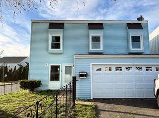 2 Inverness Ln, Middletown, CT 06457