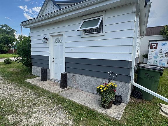5th image of 4912 49th Ave