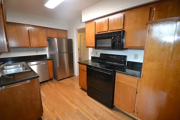202 Hillsboro Pl — Photo 9