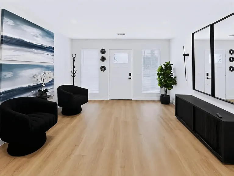 5207 Enyart St — Photo 2