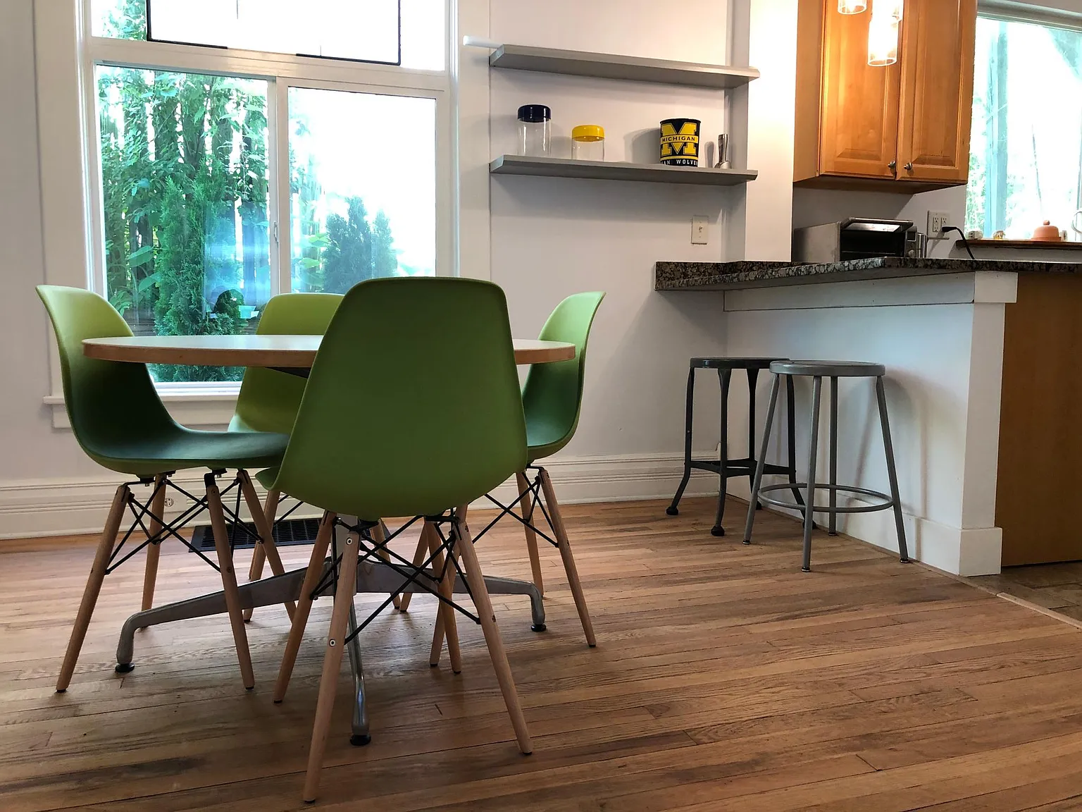 4 bed, 1500 sqft, $4,380 — Photo 4
