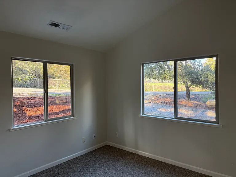 140 Holiday Ln — Photo 10