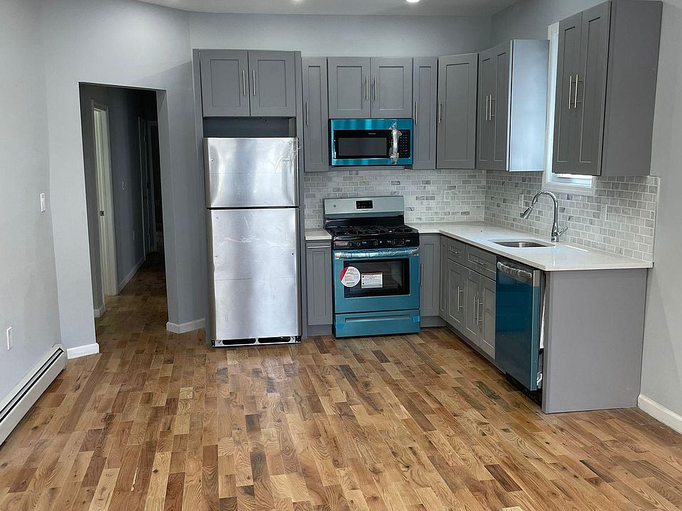 2nd image of 1996 Grand Ave #1