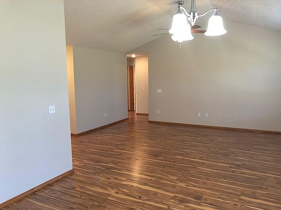 5th image of 501 Cedar Ln