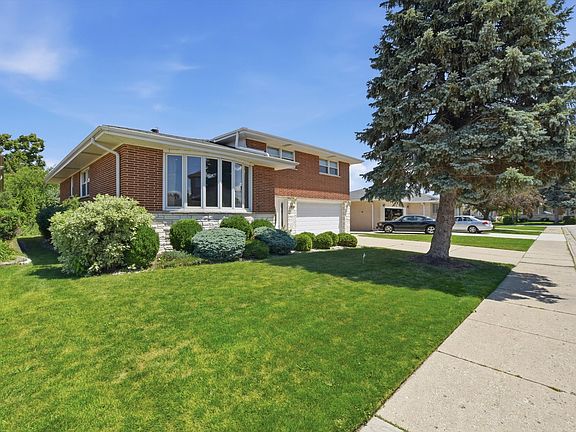 2nd image of 8238 W Balmoral Ave