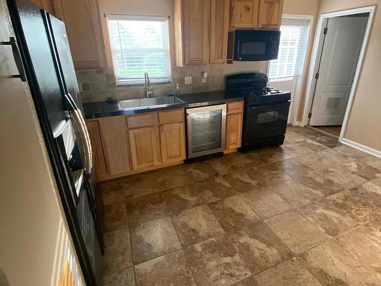 220 Laurel St — Photo 5