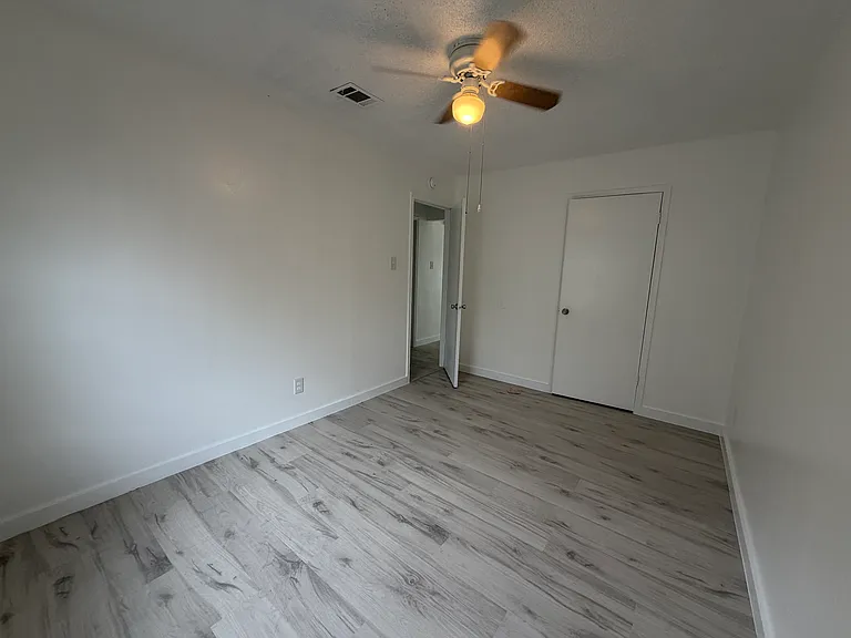2600 NW 21st St #B — Photo 8