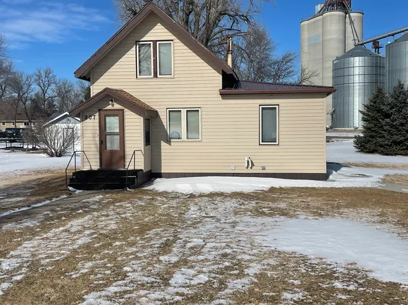 907 2nd St S, Strasburg, ND 58573