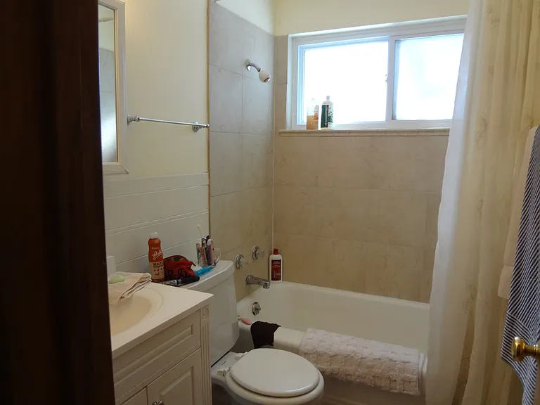 Garden Level 2 Bedroom Apartment right near D.U. — Photo 7
