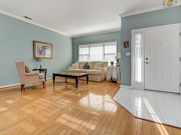 5th image of 15 Falstaff Dr