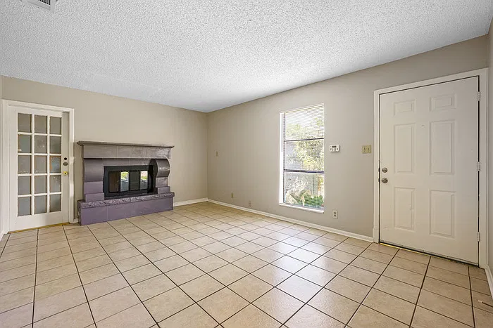 2 bed, 1.0 bath, 891 sqft, $1,295 — Photo 2