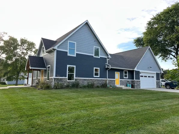 719 E Washington St, Winterset, IA 50273