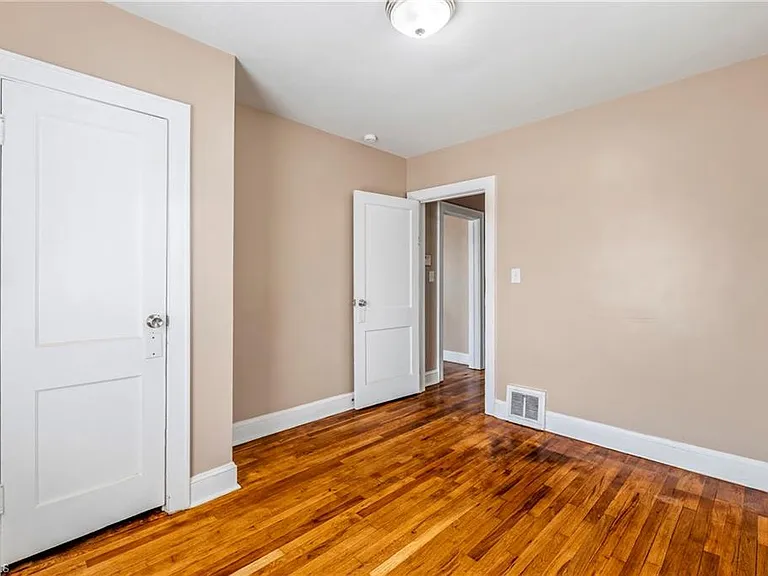 437 W 24th St — Photo 20