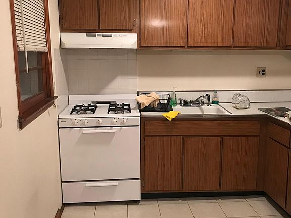 KITCHEN WITH GAS RANGE
