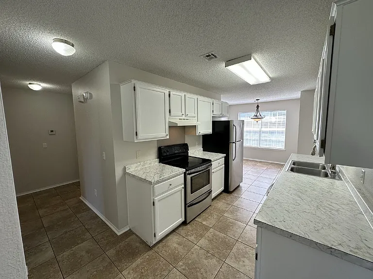 1306 Crescent St — Photo 6