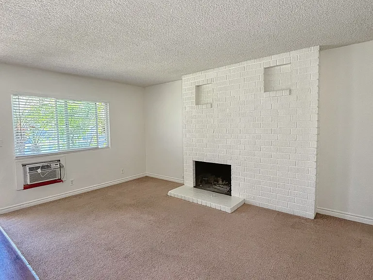 1130 W 9th St #B — Photo 3