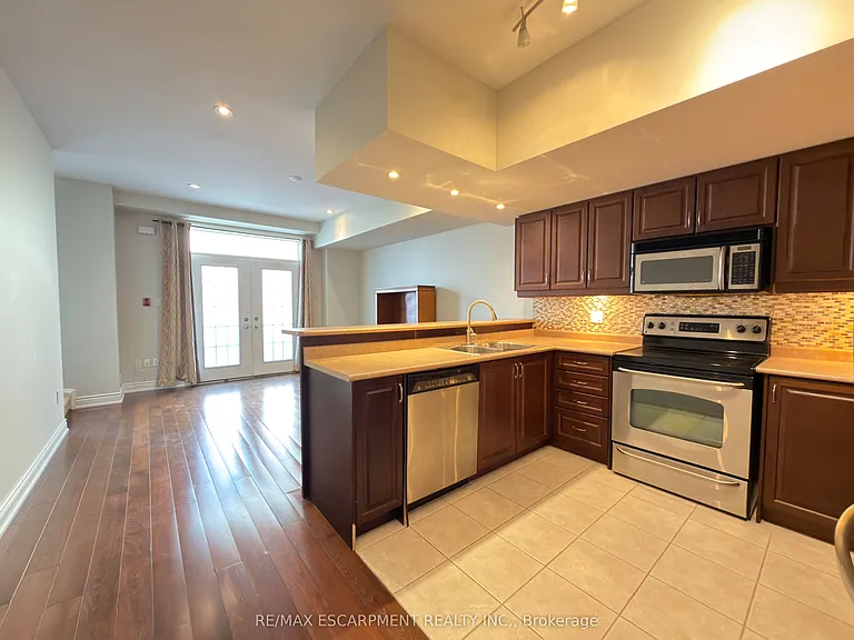 2085 Pine St — Photo 12