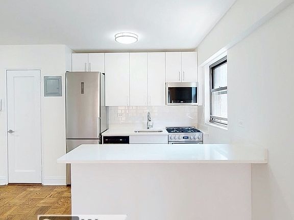 4th image of 165 E 35th St #8S