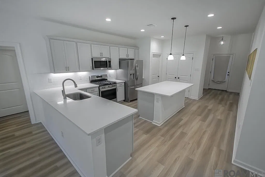3 bed, 1649 sqft, $2,300 — Photo 2