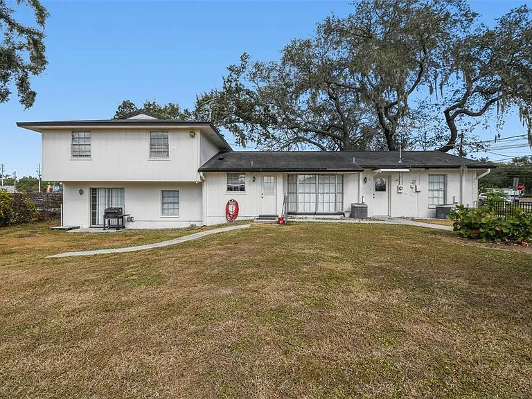 855 E Brandon Blvd — Photo 1