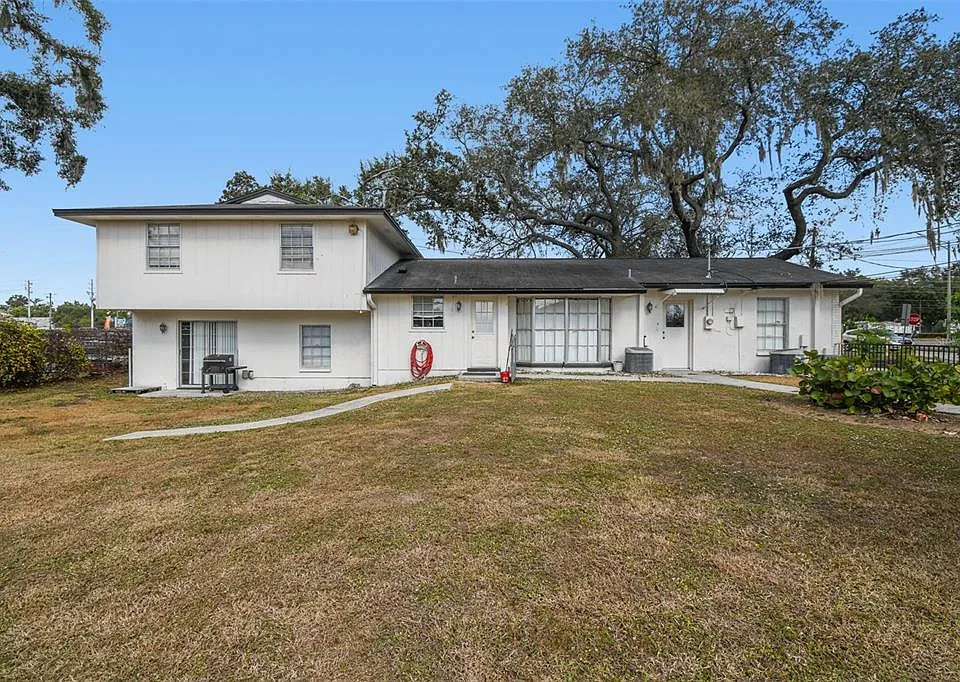 855 E Brandon Blvd