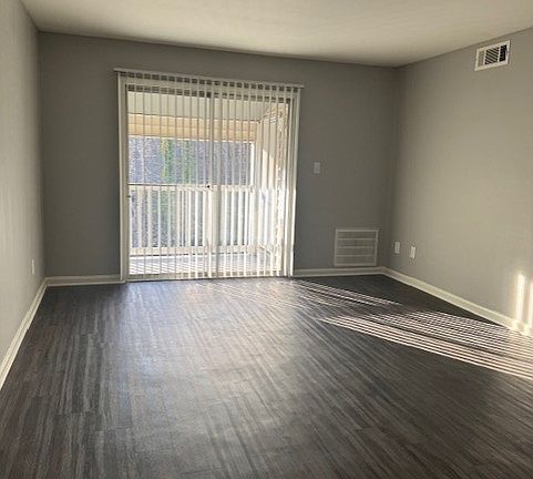 3rd image of 1625 E Hudson Blvd