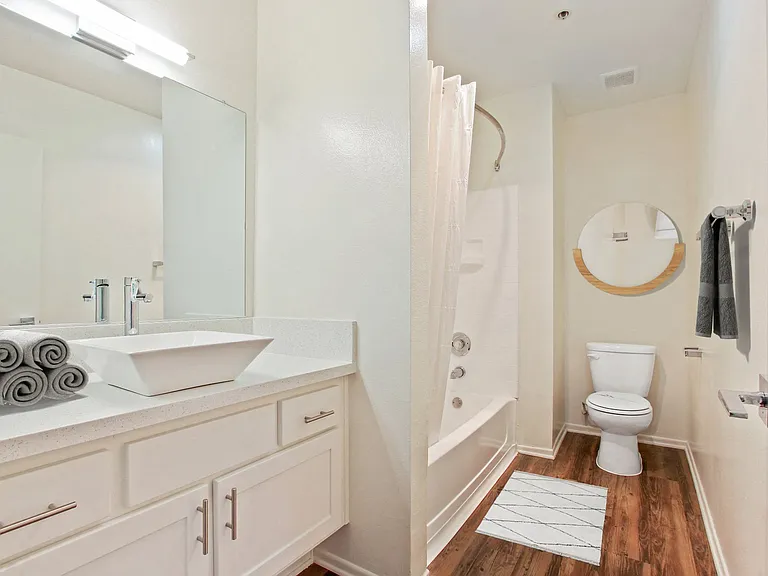 Palm Royale Apartments — Photo 9