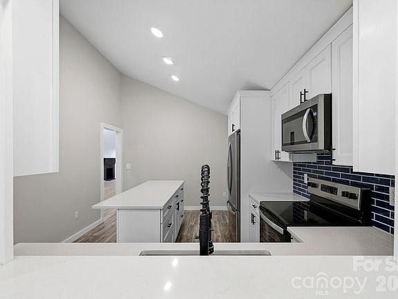 4th image of 240 E Court St