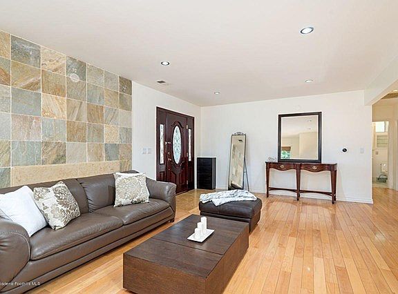 4th image of 4909 Burgoyne Ln