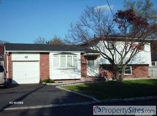 213 W 23rd St, Deer Park, NY 11729