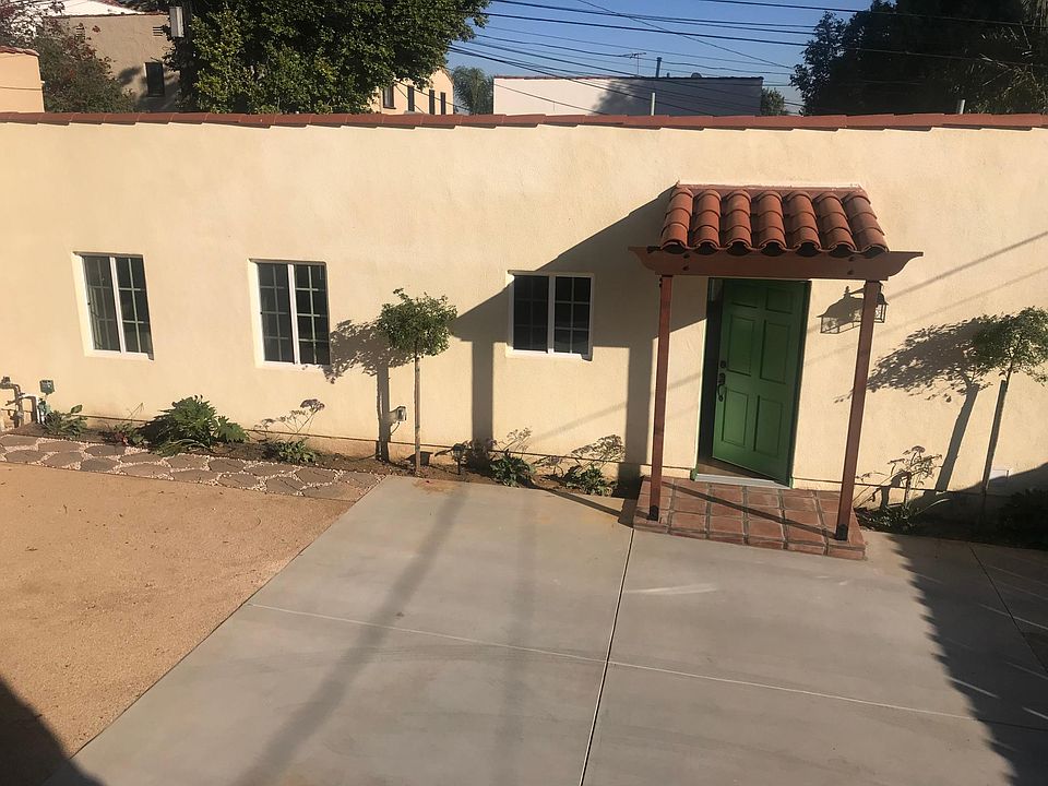 Front entryway with Saltillo tiled porch