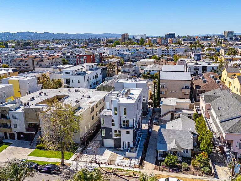 Luxury 2026 Townhomes with Massive Bedrooms + Decks with Views — Photo 28