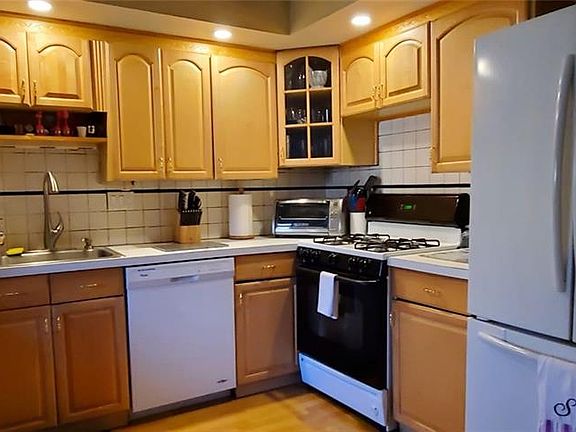 4th image of 311 Country Club Ln