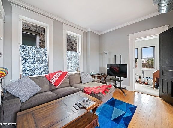 2nd image of 1940 N Hoyne Ave #2