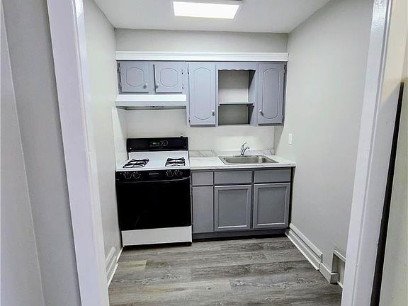 3rd image of 926 W Walnut St APT 7