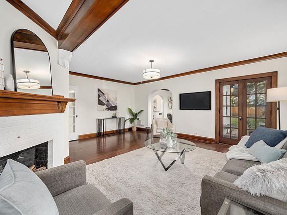 4th image of 30 Richmond Ave