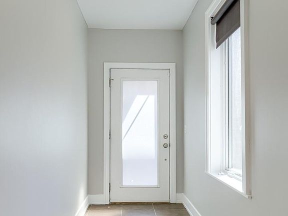 3rd image of 912 S 12th Ct