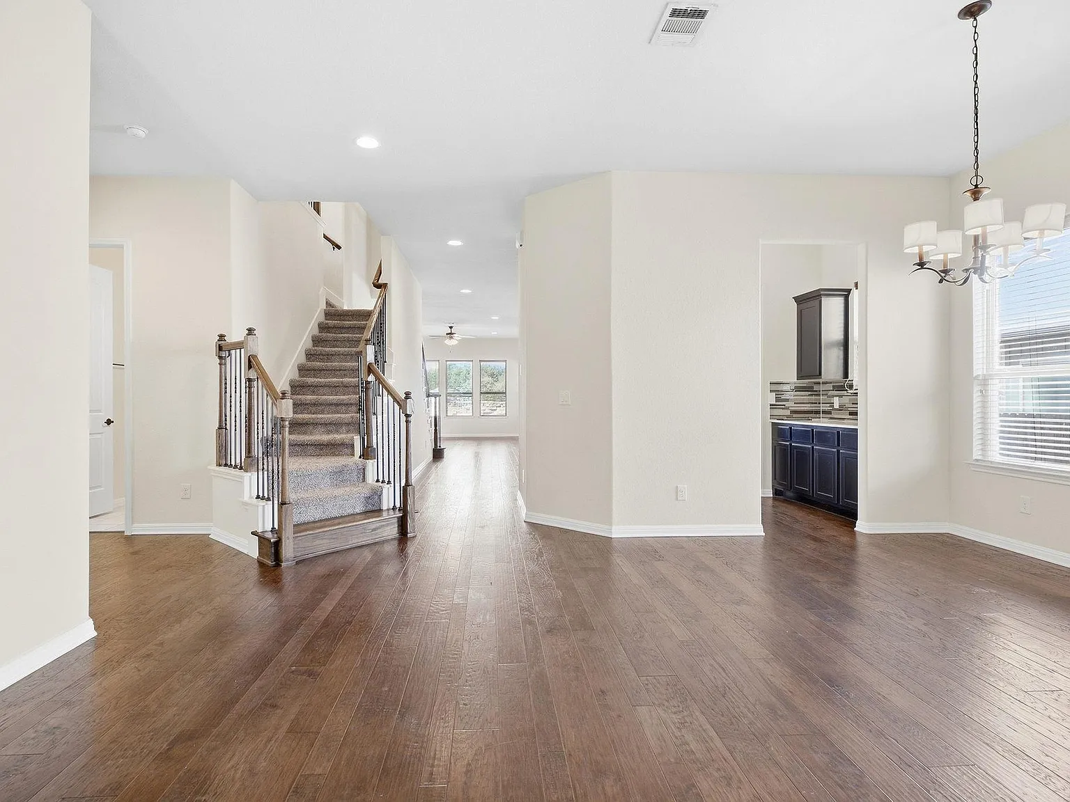 5 bed, 4.0 bath, 3754 sqft, $3,200 — Photo 4