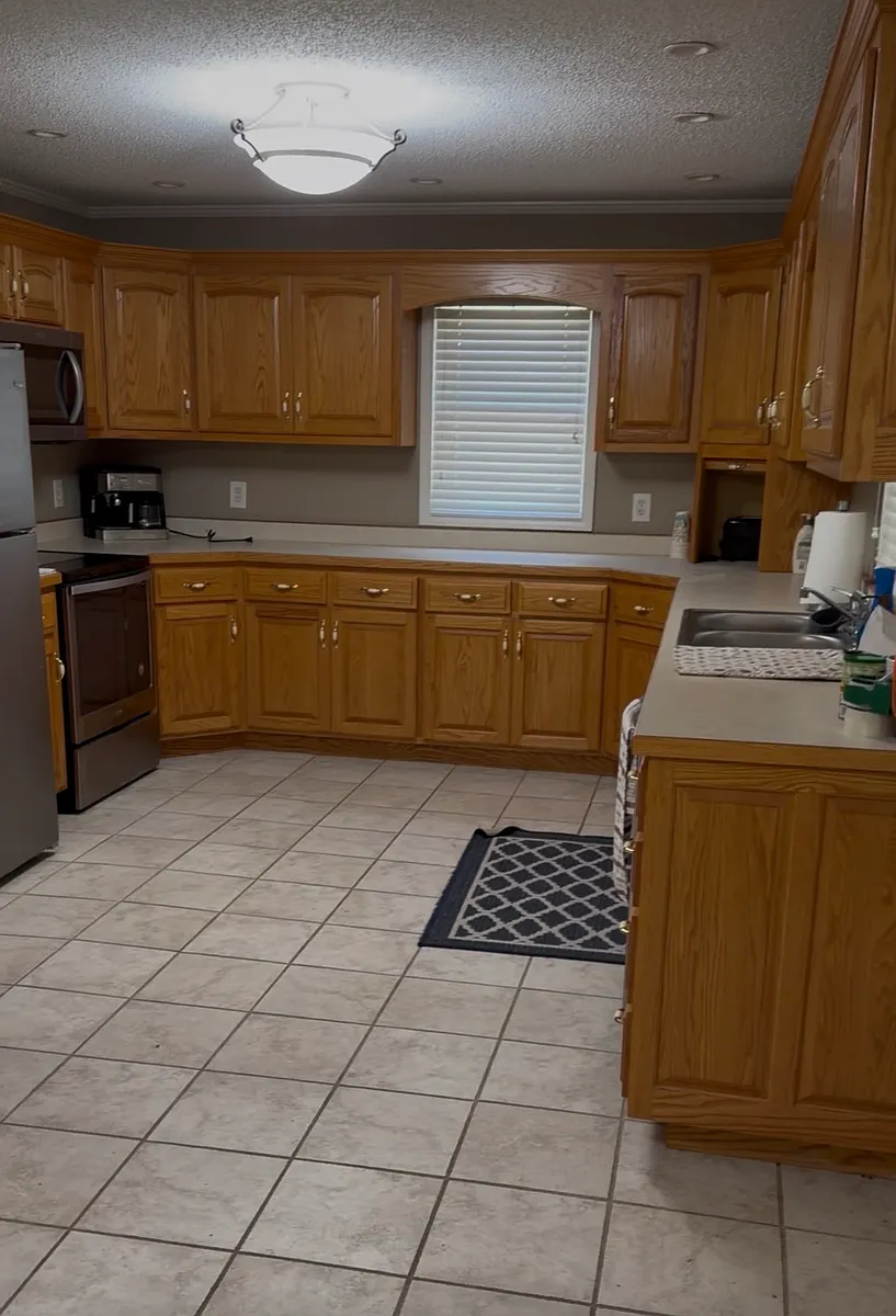 Photo 2 of 27 - 1016 N Highway 69 - Frontenac, KS Kitchen - 1016 N Highway 69
