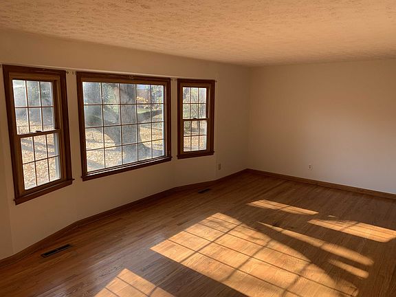3rd image of 6933 Camelot Ct