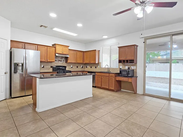 8012 S 70th Dr — Photo 7