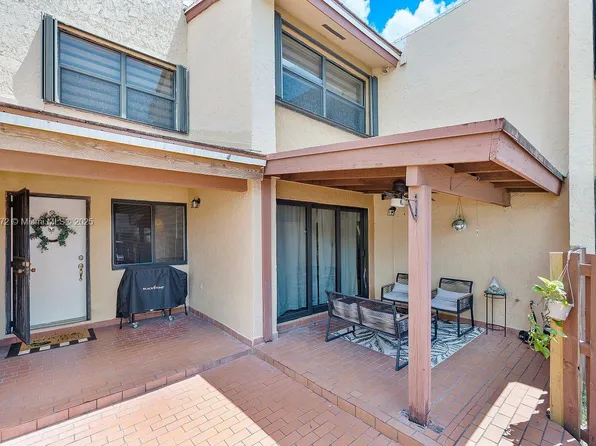 241 W Park Dr #5-103, Miami, FL 33172