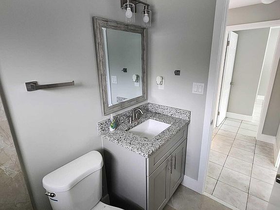 4th image of 806 N Lake Drive