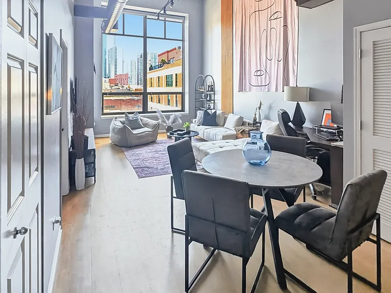 400 W Ontario St #709 — Photo 2
