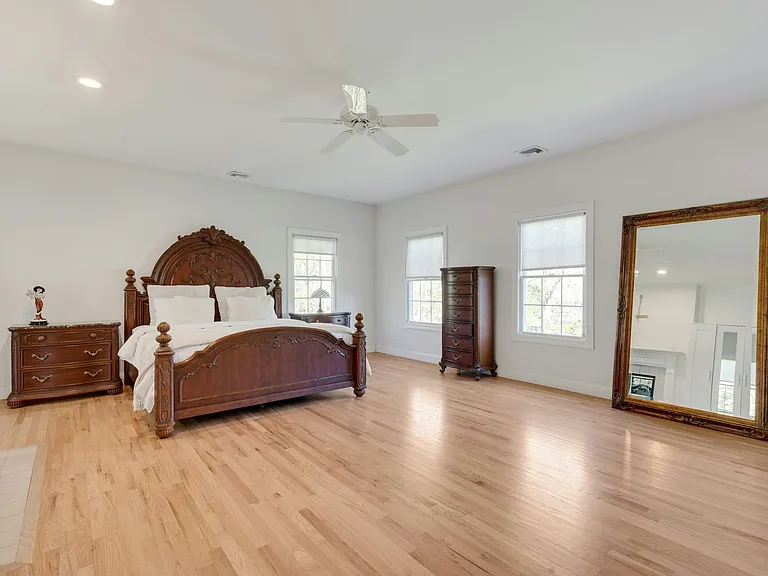 7 The Registry — Photo 16