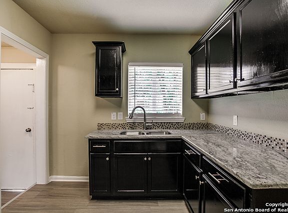 3rd image of 717 Cravens Ave